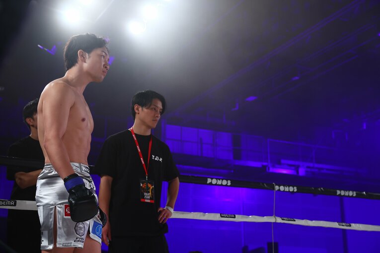 MMAのものより「アンコ」の部分が厚いオープンフィンガーグローブを装着した朝倉未来　©RISE CREATION