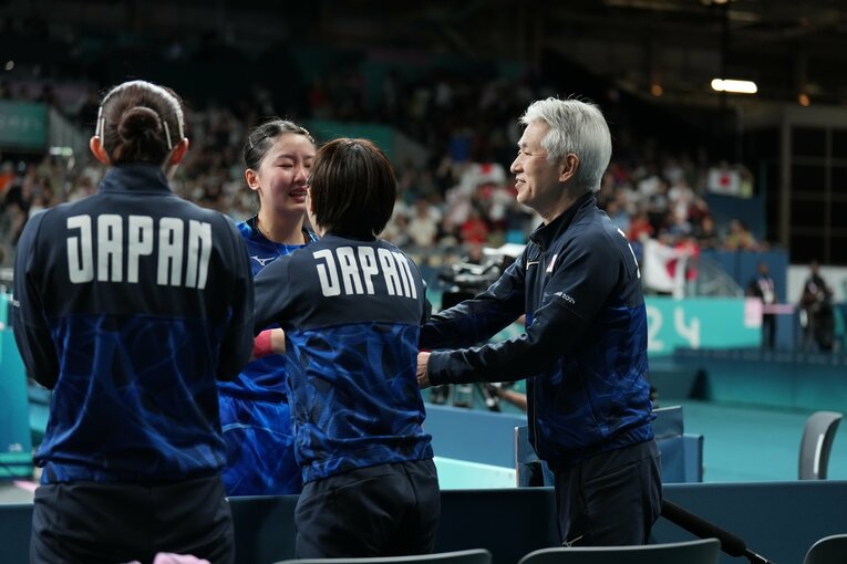 【号泣の準決勝】ドイツ戦。4戦目はストレート勝ち。張本をねぎらう早田、平野　　©︎JMPA