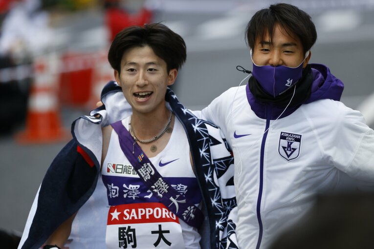 石川を迎える神戸（逆転優勝のゴールシーン22/23） ©JMPA