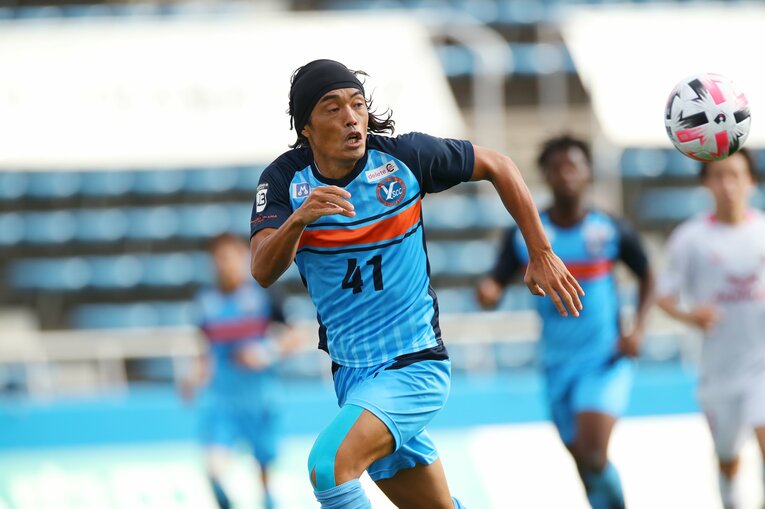 必死にボールを追いかける安彦。そのチャレンジ精神はJリーグ時代から変わっていない　©AFLO