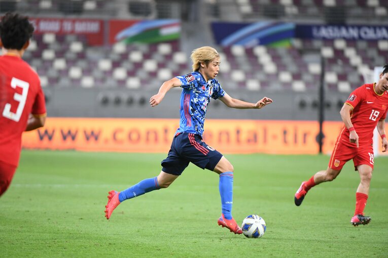 自らも敵陣に切り込み、数々の決定機を作り出していた伊東純也。前半の大迫によるゴールも、伊東のアシストからだった　©JFA