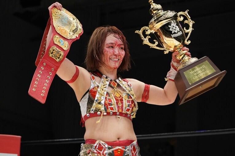 初防衛を果たして笑顔を見せるSareee　©Essei Hara