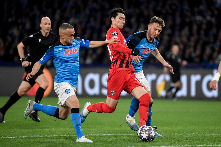 CLナポリ戦での鎌田　©Getty Images