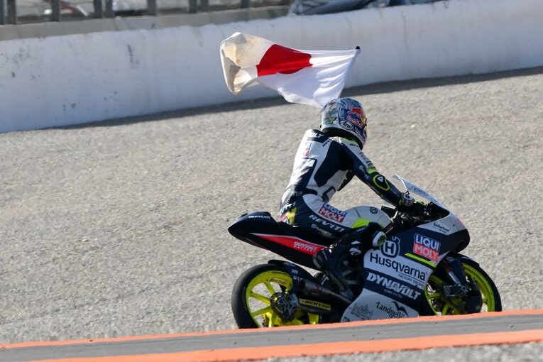 Moto3最後のレースのウイニングランで、佐々木は見事に日章旗をはためかせた　©Satoshi Endo