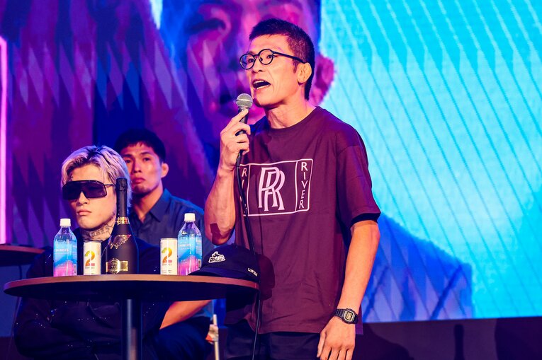 会見でマイクを握る青木真也　©RIZIN FF Susumu Nagao