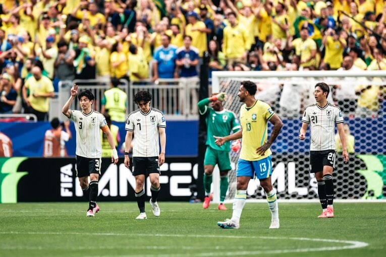 【テレビに映らなかったブラジル戦真相】試合後、涙、涙…ピッチに倒れ込む日本代表選手と励ます仲間たち。森保一監督の“痛恨の表情”も（写真は右に続きます）　©Kiichi Matsumoto/JMPA