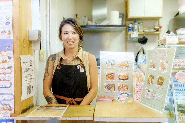 トゥールーズのマルシェでお弁当屋を営む「ちゃこさん」（荻窪出身）　©Kiichi Matsumoto