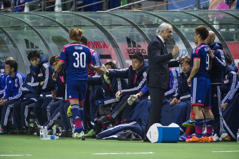 ヴァイッド・ハリルホジッチ監督と岡崎慎司（2015年）©Takuya Sugiyama