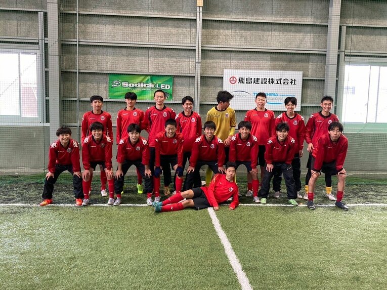 桑原脩斗（帝京長岡高）が在籍した札幌U-15のメンバーたち。横山さんの指導を受けた世代だ（ご家族提供）