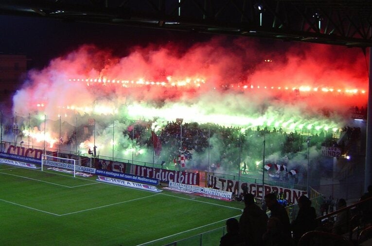 潜入写真！無法ウルトラスの実態。スタジアム内を包む炎に発煙筒……。(2) ／ photograph by Takashi Yuge