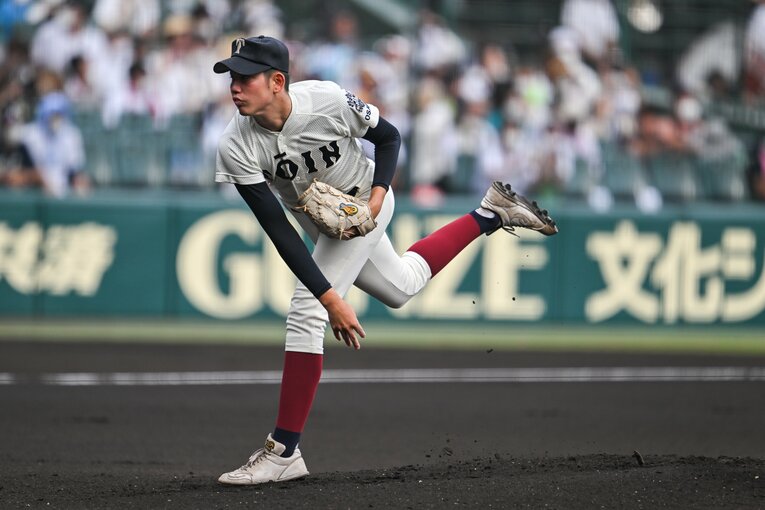 2022年のセンバツは背番号10だったものの実質的には前田悠伍との2枚看板の立場だった　©Nanae Suzuki