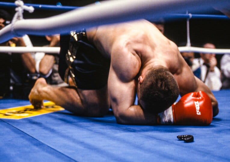 ホーストに敗れ、マウスピースを吐き出してリング上でうずくまるミルコ　©Susumu Nagao