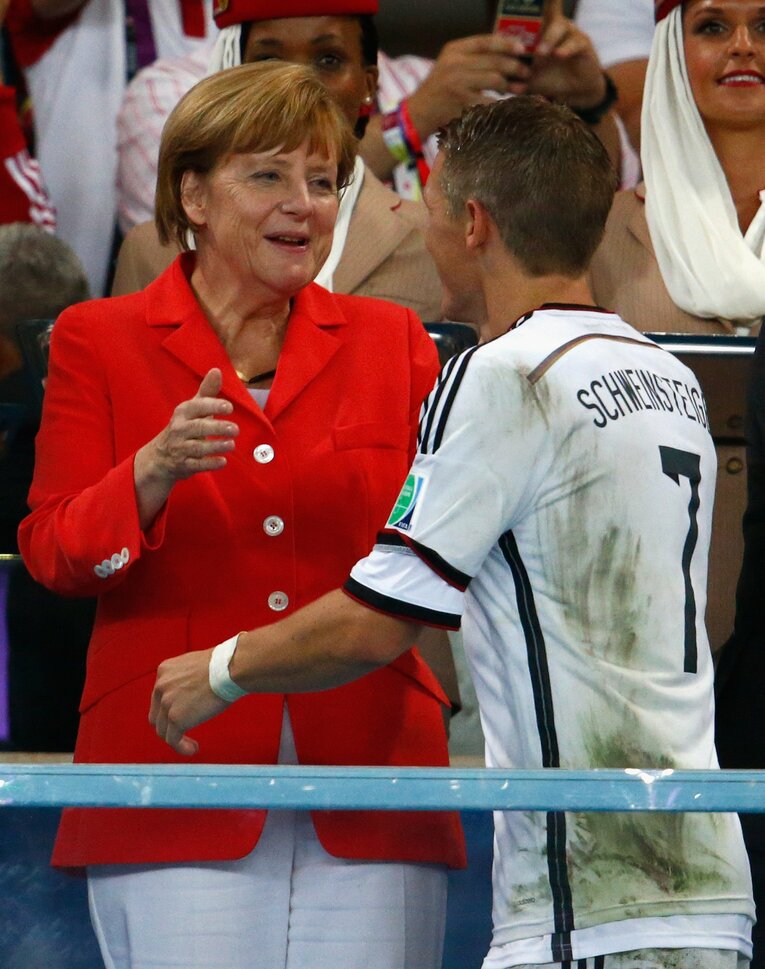 14年W杯優勝に貢献したMFシュバインシュタイガーを迎えるメルケル元首相　©︎Getty Images