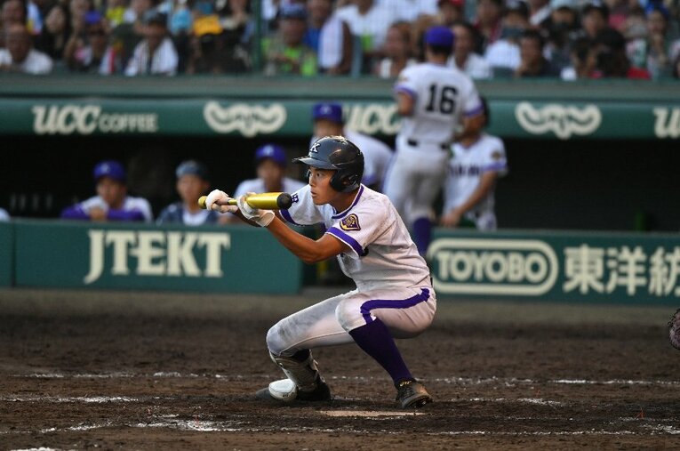 2018年8月18日、劇的な2ランスクイズで近江にサヨナラ勝ちした金足農業。“金農旋風”を象徴するワンシーンとなった　©Hideki Sugiyama