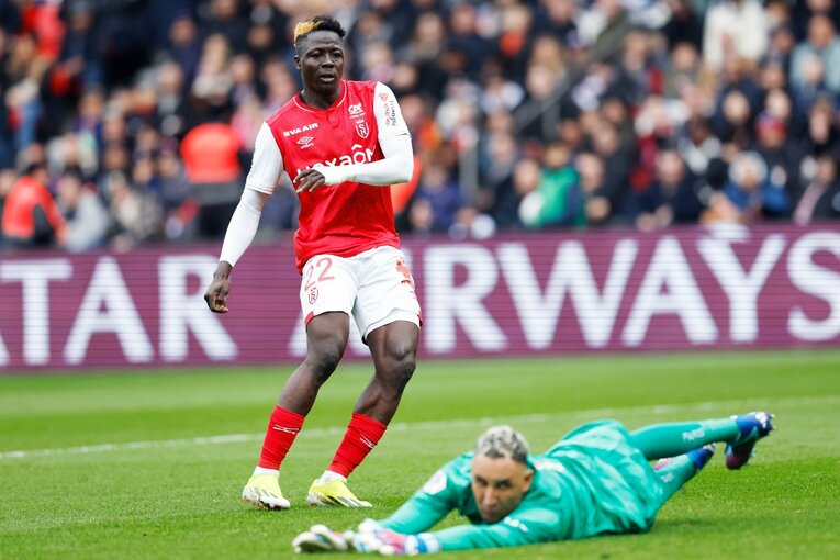 伊東純也は日本代表選外だが「フランス代表DFとの攻防で高い精度」強豪PSG戦、先制ゴール起点のち“深く一礼”…撮影カメラマンは見た(14)