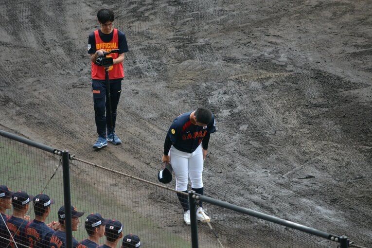 観客席にお辞儀をする末吉良丞　©Takarin Matsunaga