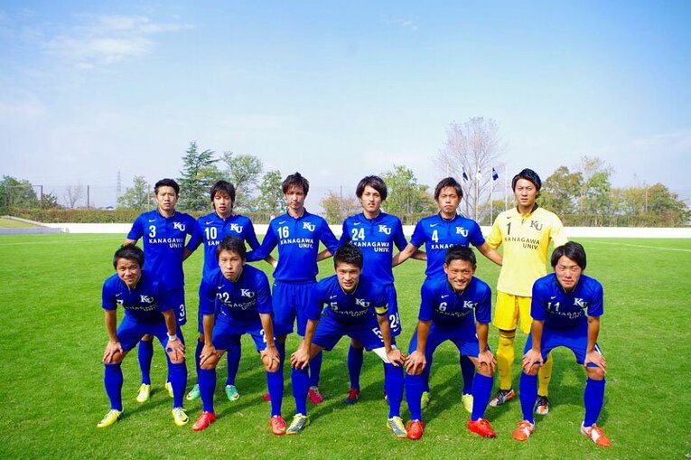 後列左から2番目、10番が伊東　©KUFC