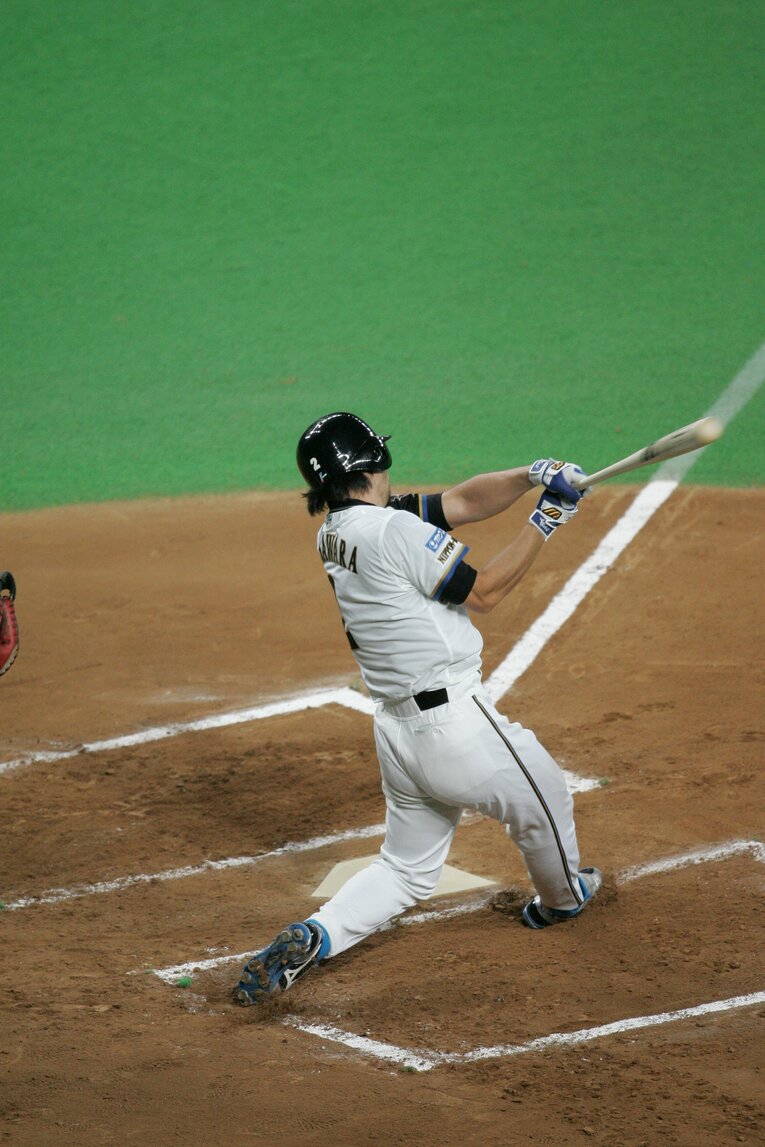 日本ハム・小笠原道大のフルスイング（2枚目／全4枚）©Hideki Sugiyama