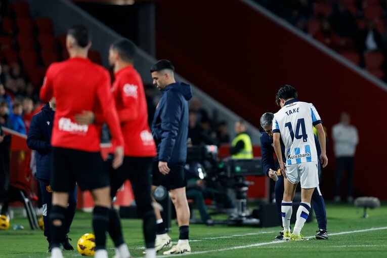 後半開始直前には、腿裏にスプレーを頼む久保の姿が　©Daisuke Nakashima