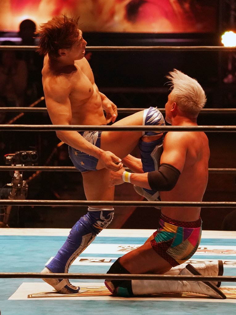 オカダにカミゴェを叩き込む飯伏