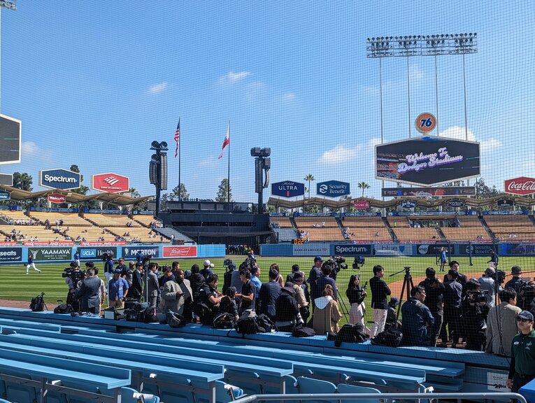 開幕戦直前ドジャース練習では、大谷の登場を待つ報道陣がベンチ前に多数　©Aki