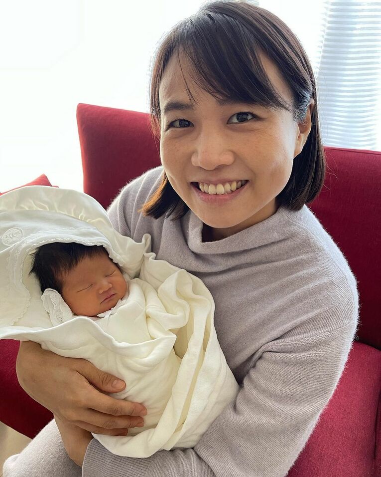 平野早矢香さんと0歳の娘　©本人提供
