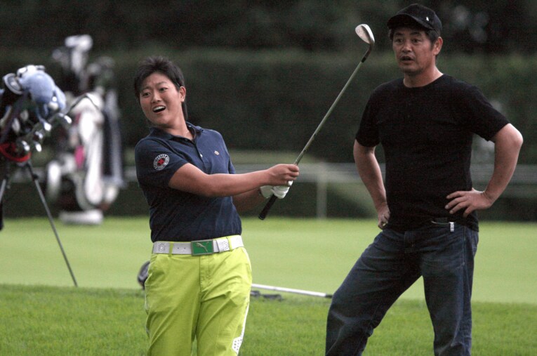 2010年、日本女子オープンに出場した当時高校生の工藤遥加を見守る父・公康 ／ photograph by Sankei Shimbun