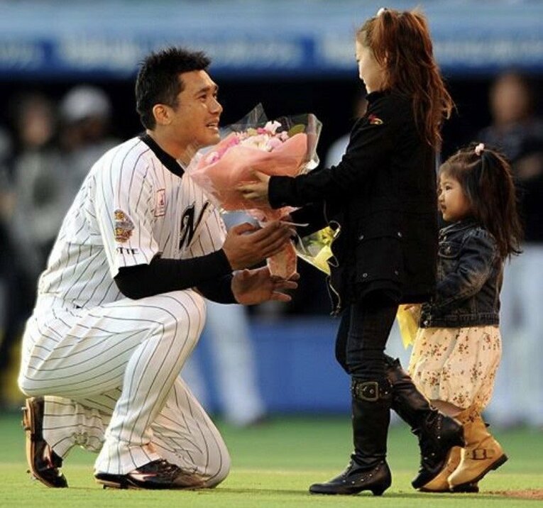 2008年3月15日、引退セレモニーで父・黒木知宏に花束を渡すMEIさん（左）©︎Chiba Lotte Marines