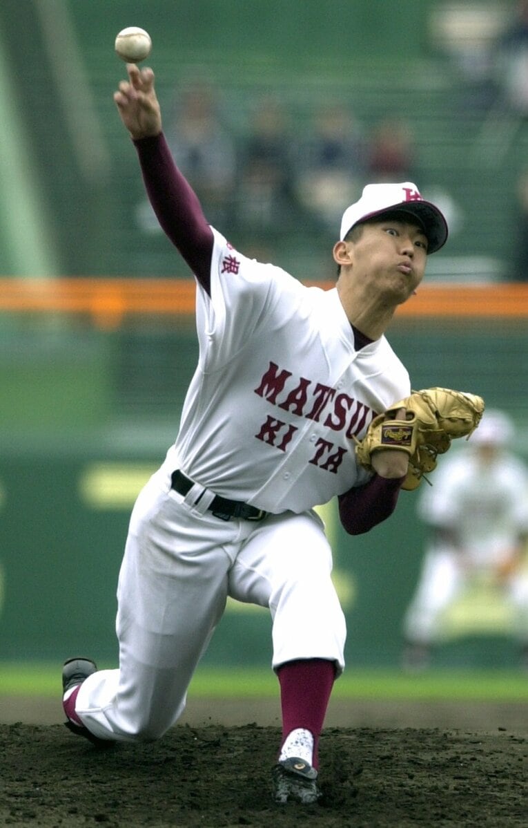 写真は2002年のセンバツ甲子園で登板する松江北高の楠井一騰。こののち東大合格を果たす。甲子園出場＆東大合格は100年で24人だけ　©Sankei Shimbun