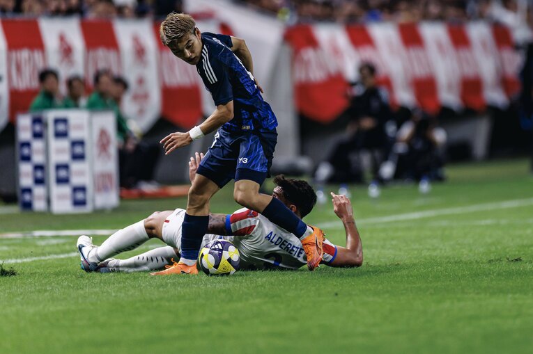 堂安律へのパラグアイの激しいディフェンス（3枚目／全4枚） ©Kiichi Matsumoto