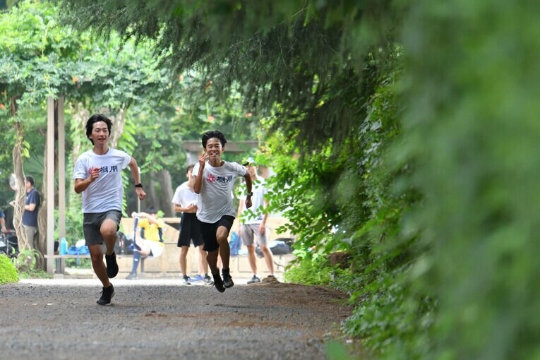 トレーニングに励む現在の桐朋中高陸上部のメンバーたち　©Hideki Sugiyama