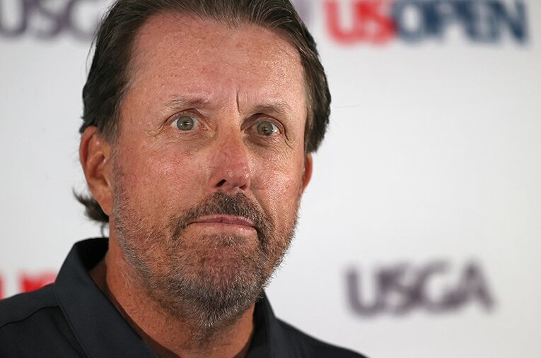 会見で厳しい質問が飛び交い、声を荒げるシーンもあったミケルソン。米メディアとの緊迫したやりとりが続いた ／ photograph by Getty Images