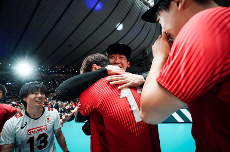 号泣する高橋藍と抱きしめるキャプテン石川祐希　©︎FIVB