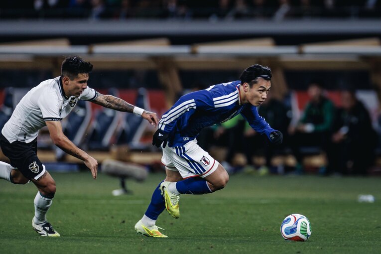 オランダでゴールを量産する上田に対して、ヨーロッパ現地記者も高く評価する　©Kiichi Matsumoto