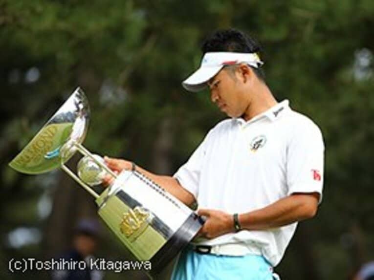 松山英樹　Hideki Matsuyama
1992年2月25日、愛媛県生まれ。父親の影響から4歳でゴルフを始める。'10年アジアアマチュアゴルフ選手権で優勝、'11年マスターズではローアマチュアを日本人初獲得。今季プロに転向すると、5戦目までに2勝をあげ賞金ランクを独走する。東北福祉大4年。180cm、80kg。