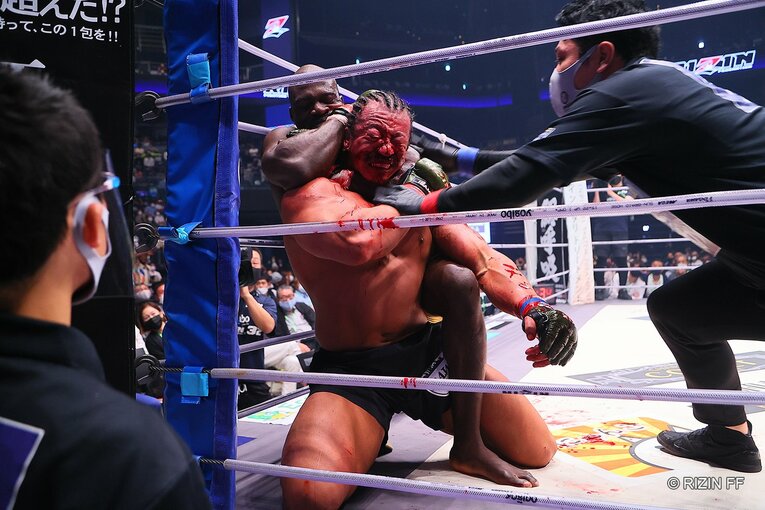 鼻から流血する北村を、最後は咄嗟に出たというチョークでタップさせた　©RIZIN FF