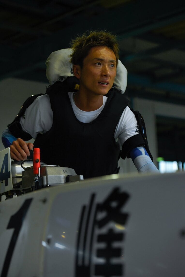 真剣な表情でレースに臨む峰　©日本モーターボート競走会