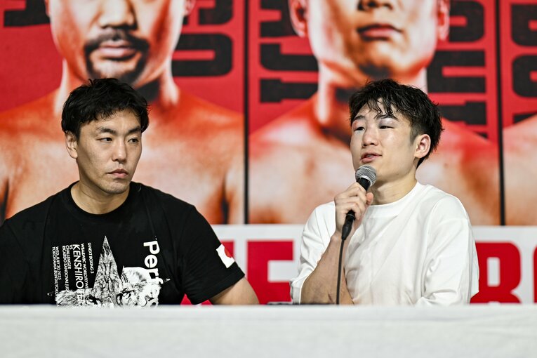 試合後会見での加藤健太トレーナーと寺地拳四朗　©Hiroaki Finito Yamaguchi