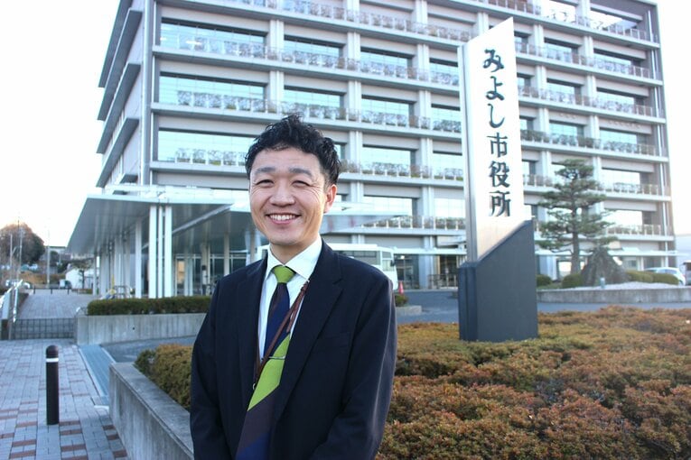 現在は地元のみよし市役所に勤める横田竜一さん　©Number Web