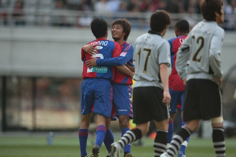 今野泰幸とゴールを喜ぶ赤嶺。手前の22番が大分・上本大海　©︎J.LEAGUE