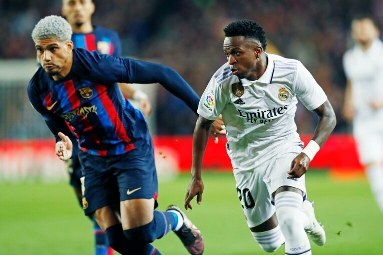 「バルサがメッシ退団後初のリーガ制覇」間近なクラシコの“喜びと憎しみ、一瞬のリスペクト”を撮った「18歳ガビが倒れたレアルDFを…」(28)