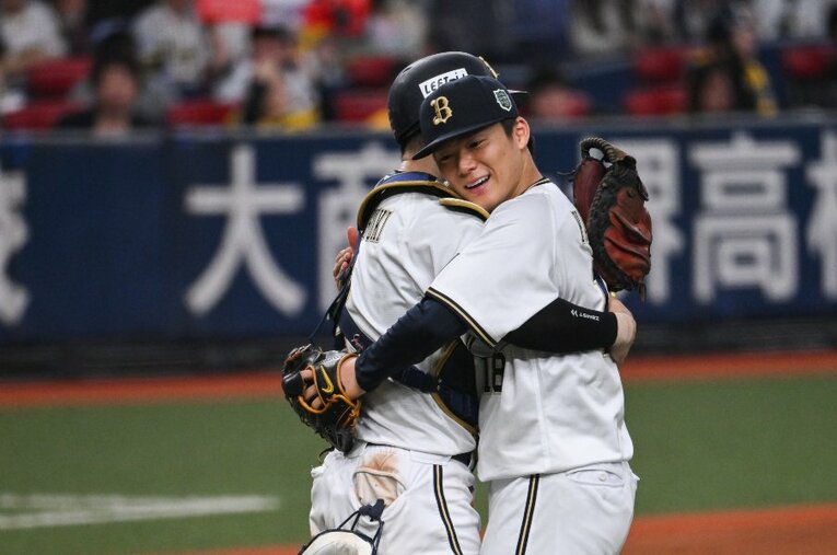 オリックス最後の登板となった2023年日本シリーズ第6戦で抱き合う山本由伸と若月健矢 ／ photograph by Nanae Suzuki