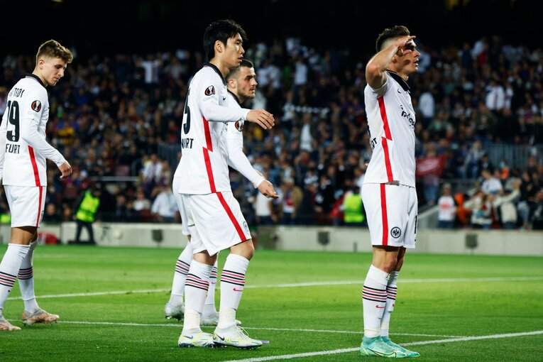 「初めて日本人がバルサのカンプノウで勝利」歴史的瞬間を撮った… 鎌田大地のアシストと献身に感動した理由〈長谷部誠も出場〉(17)