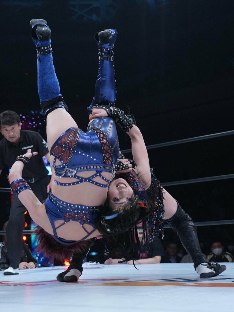 安納サオリにスープレックスを見舞う上谷沙弥　©Essei Hara