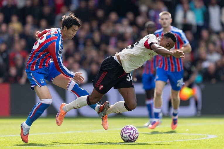 フラーフェンベルフをチェックする鎌田　©Getty Images