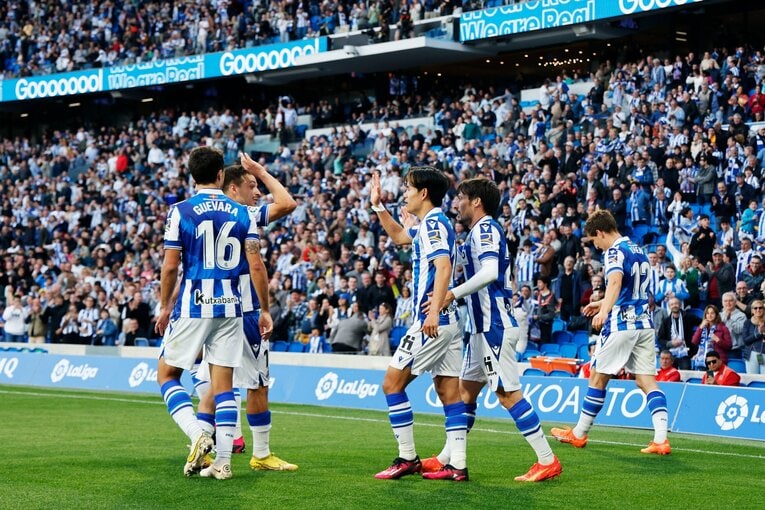 「TAKEあなたは最高です、と日本語で…」久保建英21歳はソシエダで愛される「日本人最多リーガ6点目＋“MVPタケクボ”コール」を撮った(32)