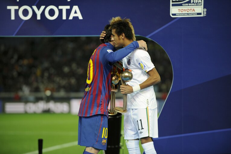 メッシとも熱いハグ　©Takuya Sugiyama