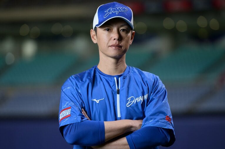 中日ドラゴンズ、浅尾拓也・投手コーチ（40歳）。現役引退翌年の2019年から二軍の投手コーチを務め、今季から一軍に昇格 ／ photograph by Hirofumi Kamaya