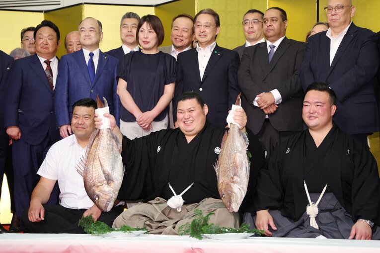 初優勝し、タイを手に笑顔を見せる大の里（前列中央）　©JIJI PRESS