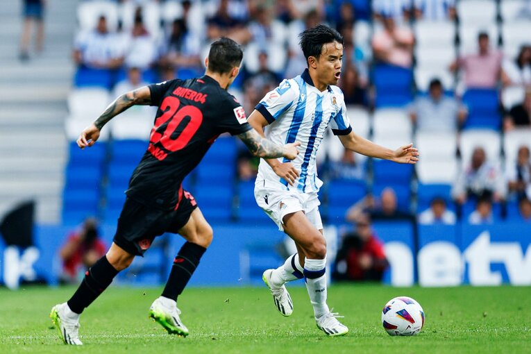 久保建英22歳が試合中“舌をペロッ＋笑顔”で…「クボいるの？」子供人気は今季も！ カメラマンが撮った“ソシエダ2年目開幕前のワクワク”(22)